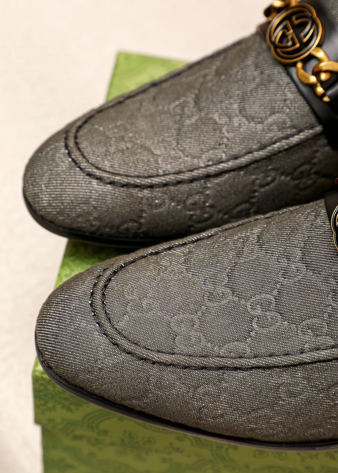 Men's shoes 💰462 💐 Product trademark: GUCCI "Gucci" casual leather shoes Regular size: 38-44 (45.46.47🉑️Customized) Product materials: Selected imported first-layer fabric upper + luxury hardware buckle, imported cowhide leather lining. Strong three-dimensional visual effect, original outsole Color: 3⃣️colors available